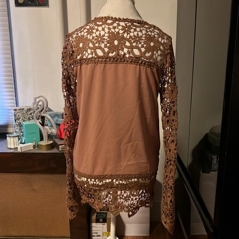 🆑FINAL PRICE‼️ Tan/brown lightweight blouse with lace sleeves and lace trim